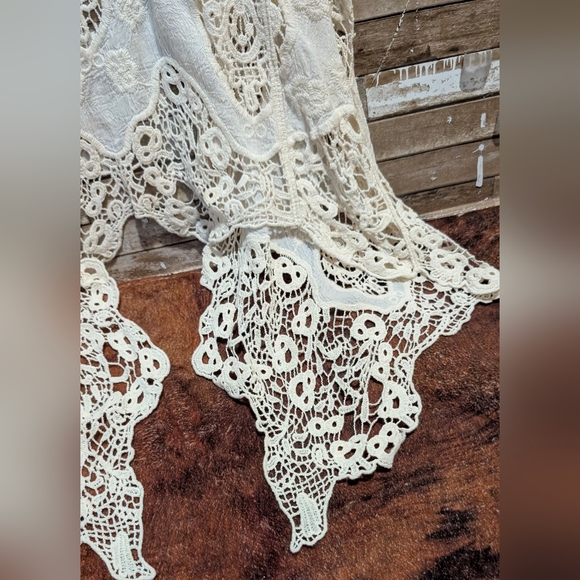 Ivory Lace Sharbite Hem Crochet Vest - Picture 13 of 13